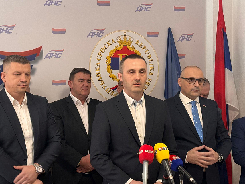 БАЊАЛУКА, 24. ФЕБРУАРА /СРНА/ - Предсједник Градског одбора Демократског народног савеза /ДНС/ Бањалука Дејан Лолић позвао је грађане Српске да се уједине у одбрани институције предсједника Републике Српске и да у што већем броју дођу пред Народну скупштину на митинг подршке.