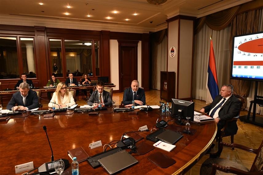 БАЊАЛУКА, 24. ФЕБРУАРА /СРНА/ - У Бањалуци је почео састанак предсједника Владе Републике Српске Радована Вишковића са руководством предузећа "Путеви Српске" у оквиру данашњих разговора са представницима јавних предузећа.