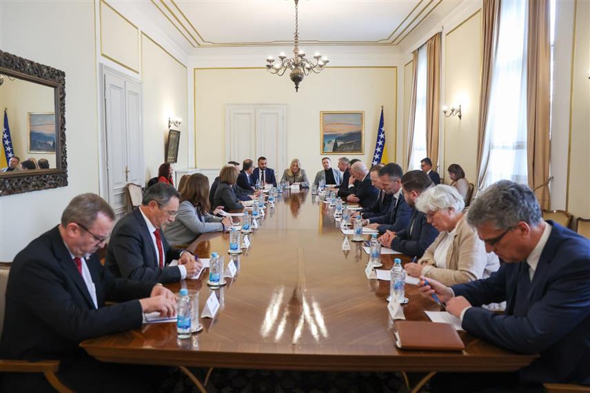 САРАЈЕВО, 25. ФЕБРУАРА /СРНА/ - У згради Предсједништва БиХ у Сарајеву данас је одржан састанак српског члана и предсједавајуће Предсједништва БиХ Жељке Цвијановић са амбасадорима и представницима амбасада држава чланица ЕУ акредитованих у БиХ и шефом Делегације ЕУ у БиХ Луиђијем Сореком.	