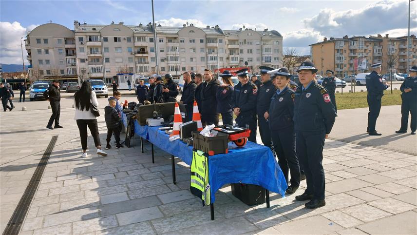ИСТОЧНО САРАЈЕВО, 25. ФЕБРУАРА /СРНА/ - У Источном Сарајеву данас је одржана промоција Средње школе унутрашњих послова гдје су ученицима представљене борилачке вјештине, рад са службеним псом, полицијска опрема, средства за рад и возила.