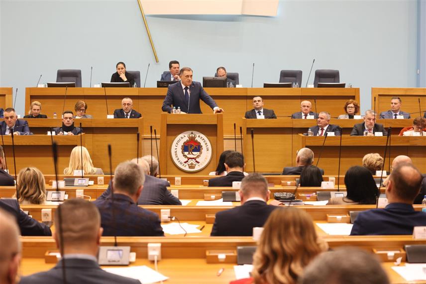 БАЊАЛУКА, 25. ФЕБРУАРА /СРНА/ - Предсједник СНСД-а Милорад Додик током обраћања на посебној сједници Народне скупштине Републике Српске о рушењу Устава БиХ, мјерама и задацима с циљем заштите Устава БиХ. /Фото - Борислав Здриња/