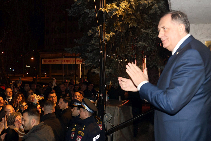 БАЊАЛУКА, 25. ФЕБРУАРА /СРНА/ - Бројни грађани дочекали су вечерас предсједника Републике Српске Милорада Додика испред просторија Народне скупштине гдје је завршен први дио посебне сједнице о рушењу Устава БиХ. /Фото - Борислав Здриња/