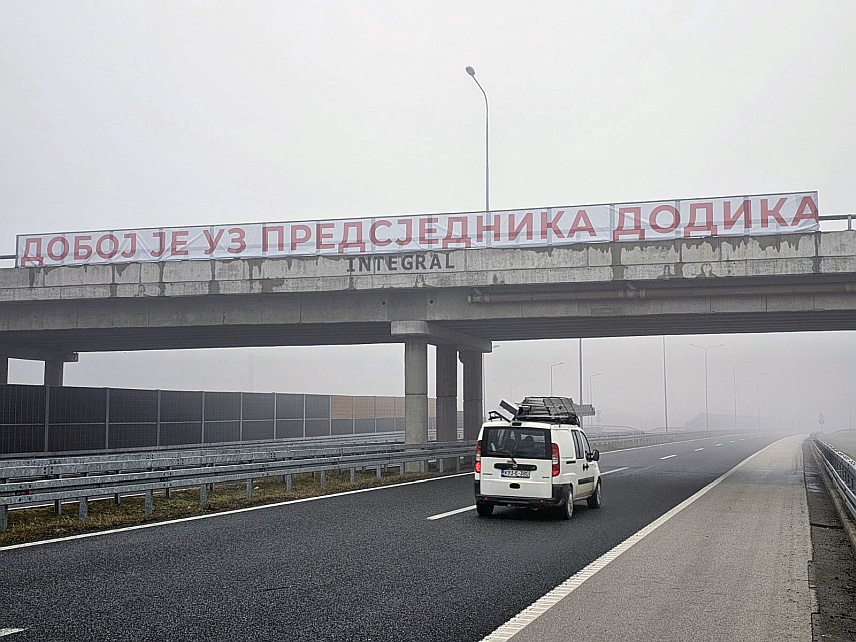 ДОБОЈ, 25. ФЕБРУАРА /СРНА/ - Транспаренти подршке предсједнику Републике Српске Милораду Додику постављени су јутрос на ауто-путу "9.јануар" из правца Добоја и Бањалуке.	