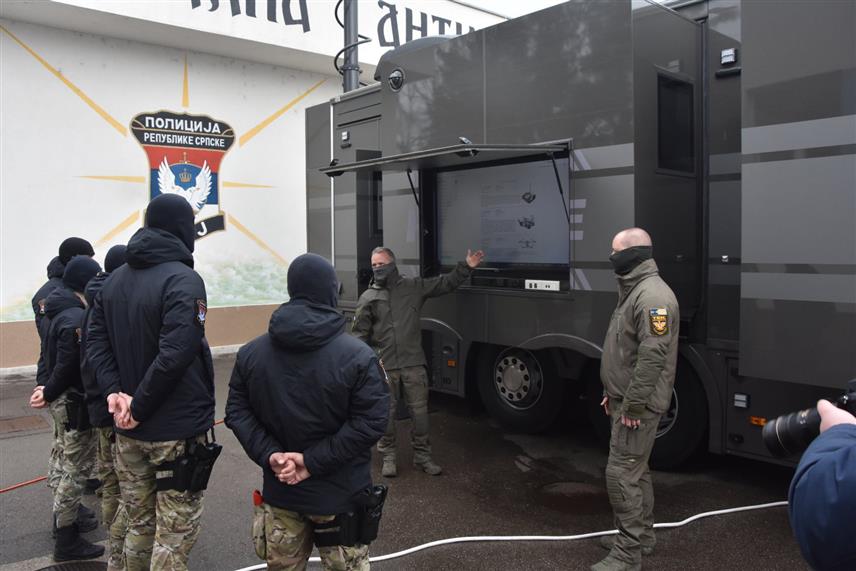 БАЊАЛУКА, 26. ФЕБРУАРА /СРНА/ - Припадници Центра за борбу против тероризма Министарства унутрашњих послова /МУП/ Мађарске реализују у Бањалуци вјежбе и обуке са припадницима Специјалне антитерористичке јединице /САЈ/ МУП-а Републике Српске, чији је циљ сарадња и усавршавање за извођење најсложенијих безбједносних послова и задатака.	