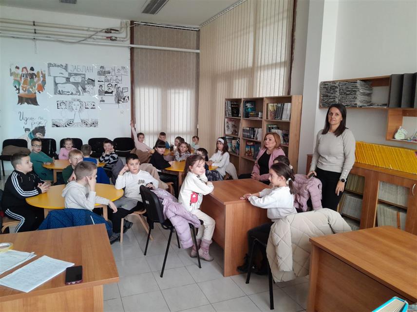 МРКОЊИЋ ГРАД, 26. ФЕБРУАРА /СРНА/ - Ученици првог разреда Основне школе "Иван Горан Ковачић" из Мркоњић Града данас у Народној библиотеци читали бајке и разговарали о њима на радионици орзанизованој поводом Свјетског дана читања бајки.	