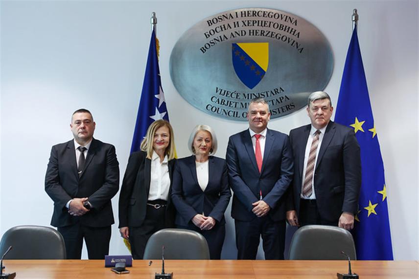 САРАЈЕВО, 26. ФЕБРУАРА /СРНА/ - Предсједавајућа Савјета министара БиХ Борјана Кришто и представници три синдиката потписали су у Сарајеву колективни уговор за запослене у институцијама БиХ, а церемонији је присуствовао министар правде Давор Буноза.