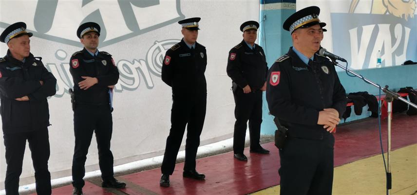 ДОБОЈ, 26. ФЕБРУАРА / СРНА/ - Министарство унутрашњих послова /МУП/ Републике Српске организовало је у Добоју промоцију Средње школе унутрашњих послова, а пред ученицима је изведена показна вјежба Јединице жандармерије МУП-а Српске и представљени наоружање и опрема.