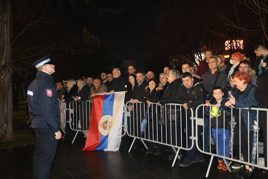 БАЊАЛУКА, 26. ФЕБРУАРА /СРНА/ - Велики број грађана окупљен је испред Палате Републике у Бањалуци гдје чекају да поздраве предсједника Србије Александра Вучића.Окупљене грађане поздравио је предсједник Републике Српске Милорад Додик./Фото - Борислав Здриња/