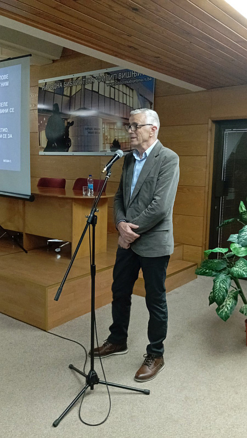 БИЈЕЉИНА, 26. ФЕБРУАРА /СРНА/ - Слободан Симикић из Лопара, човјек који је обишао скоро цијели свијет, одржао је вечерас у Бијељини путописно предавање "Индија - колијевка људске расе".