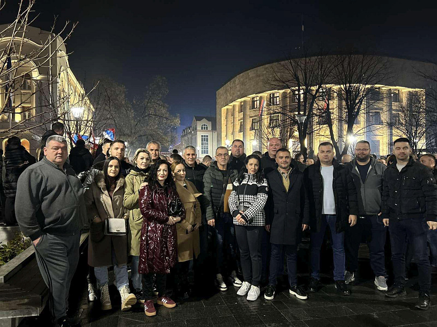 КОЗАРСКА ДУБИЦА, 26. ФЕБРУАРА /СРНА/ - Начелник општине Козарска Дубица Игор Савковић са сарадницима дошао је вечерас пред Палату Републике у Бањалуци гдје је у току састанак предсједника Србије Александра Вучића са предсједником Републике Српске Милорадом Додиком.