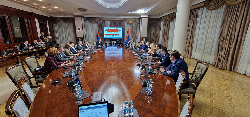 БАЊАЛУКА, 26. ФЕБРУАРА /СРНА/ - Влада Републике Српске вечерас је на посебној сједници у Бањалуци по хитном поступку утврдила више законских рјешења и упутила их на разматрање Народној скупштини Републике Српске.