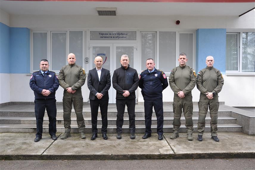 БАЊАЛУКА, 27. ФЕБРУАР /СРНА/ - Делегација Центра за борбу против тероризма МУП-а Мађарске коју је предводио директор Центра Јанош Хајду посјетила је Управу за обезбјеђење личности и објеката и Управу за борбу против тероризма и екстремизма Министарства унутрашњих послова Републике Српске.	