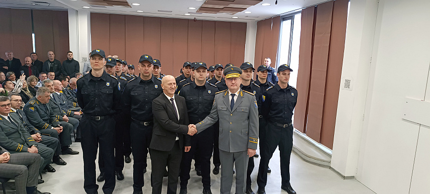 САРАЈЕВО, 27. ФЕБРУРАРА /СРНА/ - У Сарајеву је данас промовисано 25 кадета Граничне полиције БиХ који су положили свечану заклетву и стекли чин млађи инспектор.	