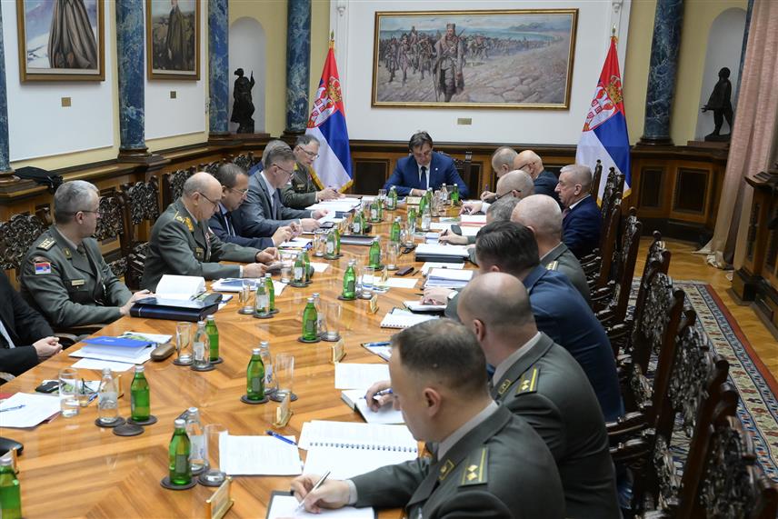 БЕОГРАД, 27. ФЕБРУАРА /СРНА/ - Војска Србије спремна је да спроведе све одлуке које пред њу постави државно руководство, закључио је данас Колегијум министра одбране Србије.