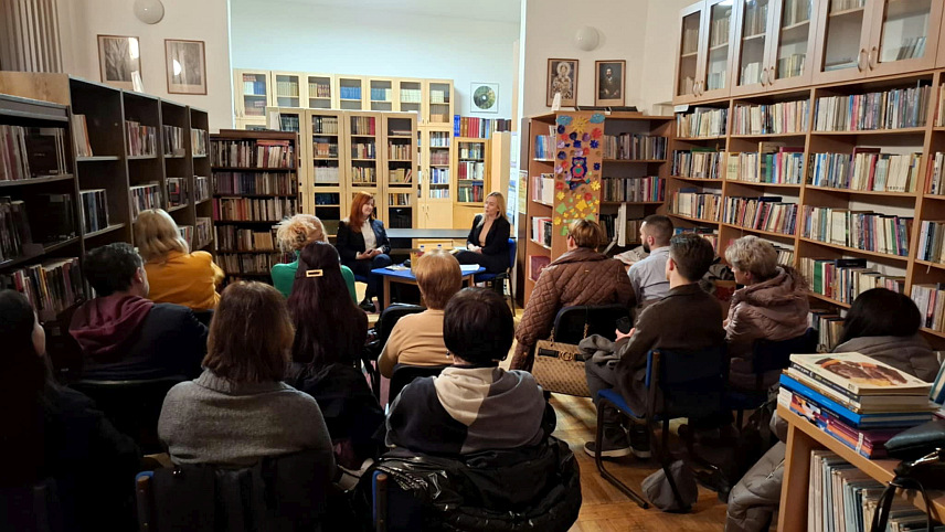 НОВИ ГРАД, 27. ФЕБРУАРА /СРНА/ - У Народној библиотеци у Новом Граду вечерас је представљен трећи роман Тање Ступар Трифуновић "Дуж оштрог ножа лети птица", који је био у најужем избору за НИН-ову награду.