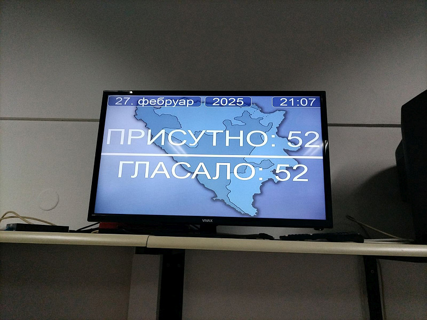 БАЊАЛУКА, 27. ФЕБРУАРА /СРНА/ - Народна скупштина Републике Српске усвојила је вечерас по хитном поступку Закон о непримјењивању закона и забрани дјеловања вануставних институција БиХ, којим је прописано непримјењивање и неизвршавање закона и забрана дјеловања вануставних институција БиХ на територији Републике Српске.