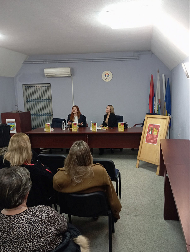 КОСТАЈНИЦА, 28. ФЕБРУАРА /СРНА/ - У костајничкој бибилиотеци је представљен роман о рату и осјећањима људи у ратним временима "Дуж оштрог ножа лети птица", аутора Tање Ступар Tрифуновић.