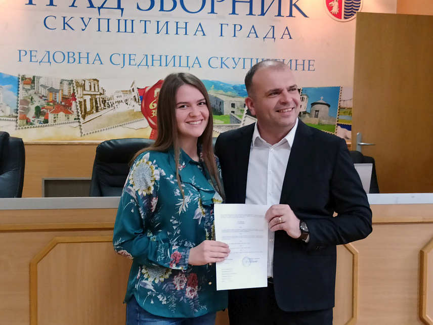 ЗВОРНИК, 28. ФЕБРУАРА /СРНА/ - Градоначелник Зворника Бојан Ивановић уручио је данас уговоре о стипендирању 156 студената за 2024/25. годину, за шта је из буџета града издвојено 164.800 КМ.	