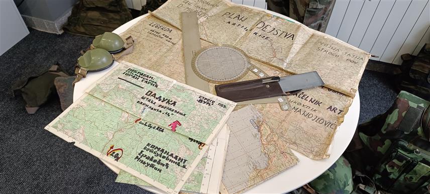 ИСTОЧНО САРАЈЕВО, 28. ФЕБРУАРА /СРНА/ - У Градској управи Источног Сарајева отворена је изложба војних и полицијских експоната и документа из периода 1992. и 1995. године са подручја Сарајевско-романијске регије, а дио опреме, униформи и експоната који су представљени припадао је погинулим српским борцима, као и демобилисаним припадницима војске и полиције.