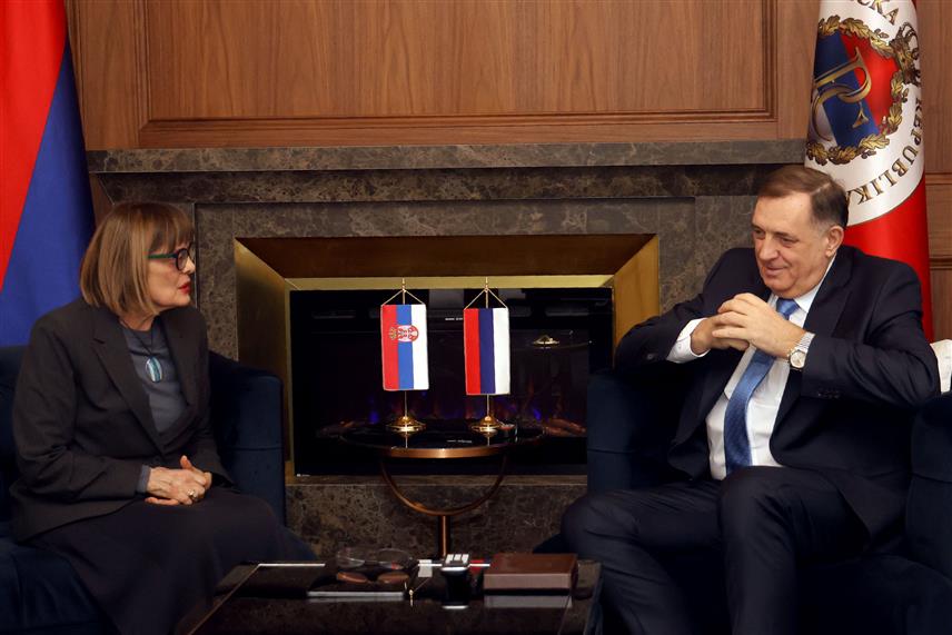 БАЊАЛУКА, 28. ФЕБРУАРА /СРНА/ - Предсједник Републике Српске Милорад Додик је данас у Бањалуци разговарао са предсједником Покрајинске владе Војводине Мајом Гојковић. Састанку су присуствовали и предсједник Владе Републике Српске Радован Вишковић и генерални конзул Србије у Бањалуци Милош Вујић. /Фото - Борислав Здриња/	