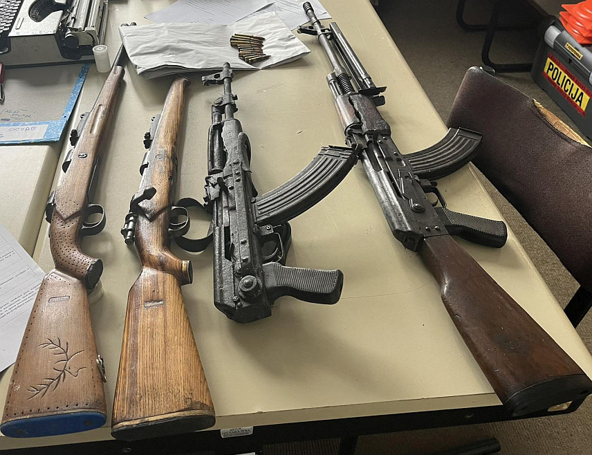 ПРИЈЕДОР, 28. ФЕБРУАРА /СРНА/ - У претресу куће лица чији су иницијали Р.Ћ. из Новог Града, пријављеног да је починио породично насиље, полицијски службеници пронашли су и одузели ватрено оружје и муницију.	