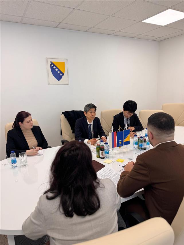 САРАЈЕВО, 28. ФЕБРУАРА /СРНА/ - Директор Организације за спољну трговину Јапана са сједиштем у Бечу Тацуо Камино на састанку са директором Агенције за унапређење страних инвестиција /Фипа/ БиХ Марком Кубатлијом у Сарајеву.