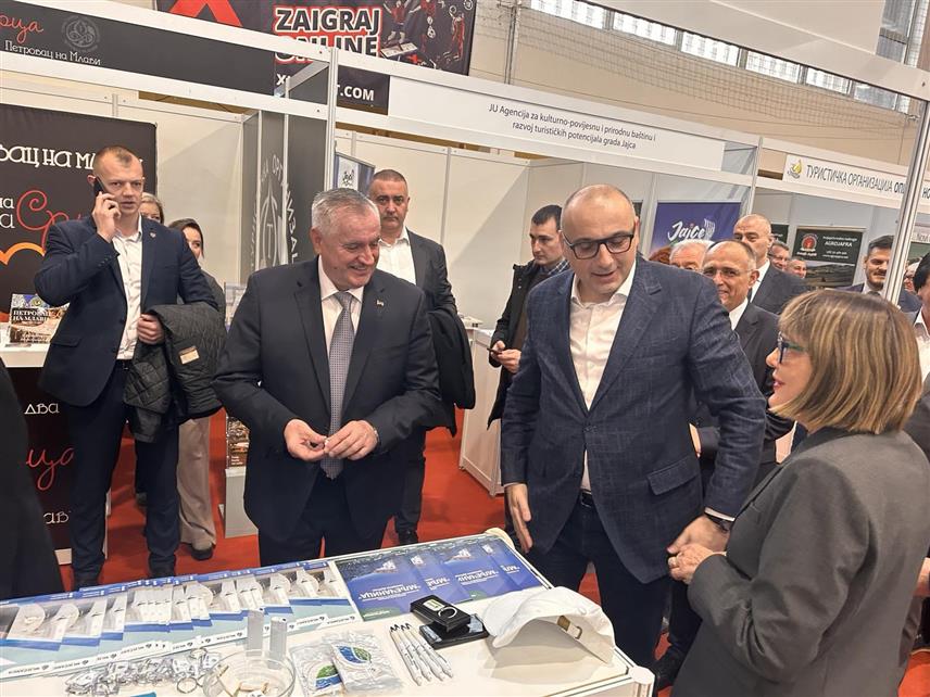 БАЊАЛУКА, 28. ФЕБРУАРА /СРНА/ - Предсједници Владе Републике Српске Радован Вишковић и Покрајинске владе Војводине Маја Гојковић упознали су се данас на Међународном сајму туризма у Бањалуци са пројектима и плановима Специјалне болнице за физикалну медицину и рехабилитацију "Мљечаница" из Козарске Дубице