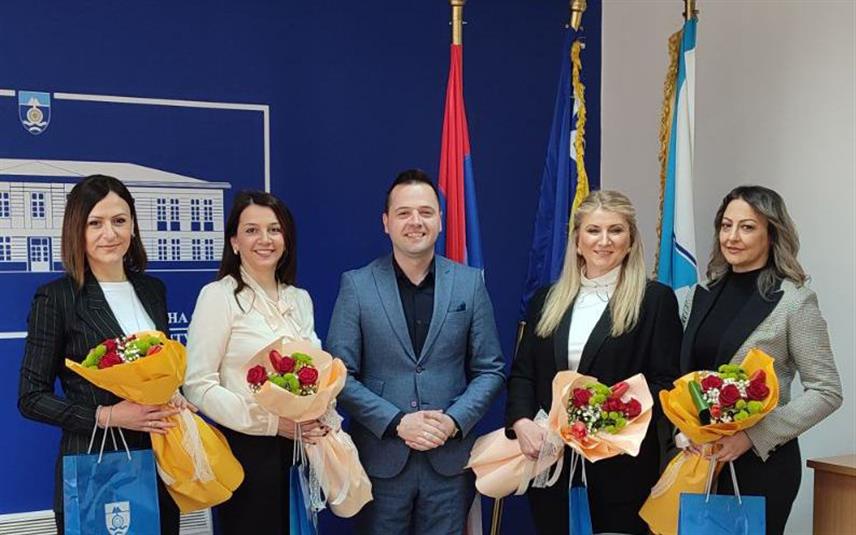 ФОЧА, 28. ФЕБРУАРА /СРНА/ - Начелник општине Милан Вукадиновић уприличио је данас пријем за добитнике Светосавске награде из Фоче учитељице Данку Крсмановић и Љепосаву Фундић из Основне школе "Свети Сава", те васпитачицу Драгану Пљеваљчић из вртића "Чика Јова Змај", честитавши им на овом великом признању.