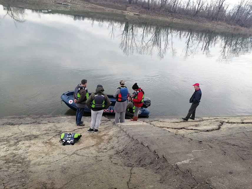 ШАМАЦ, 28. ФЕБРУАРА /СРНА/ - Испит за управљање чамцем данас су у Шамцу положила 53 кандидата.