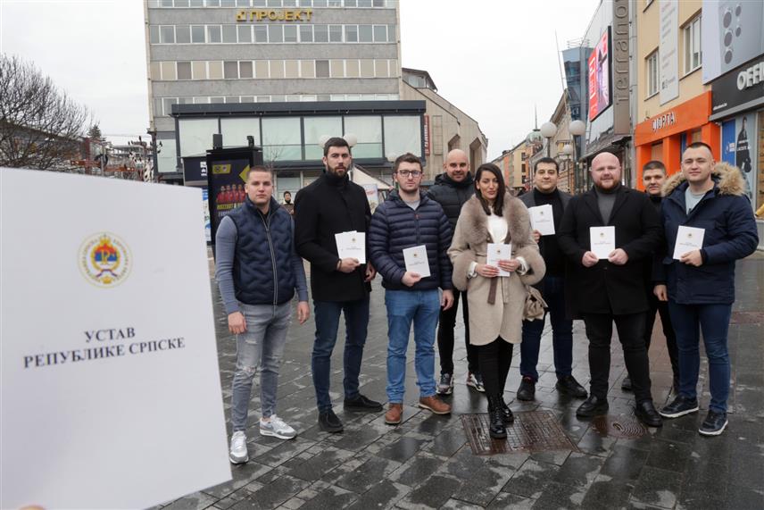 БАЊАЛУКА, 28. ФЕБРУАРА /СРНА/ - Форум младих Социјалистичке партије Српске /СПС/ дијелио је данас примјерке Устава Републике Српске грађанима Бањалуке поводом 33 године од његовог доношења и да би указали на историјски и политичко-правни значај Устава Републике Српске као темеља њене уставности и државности.