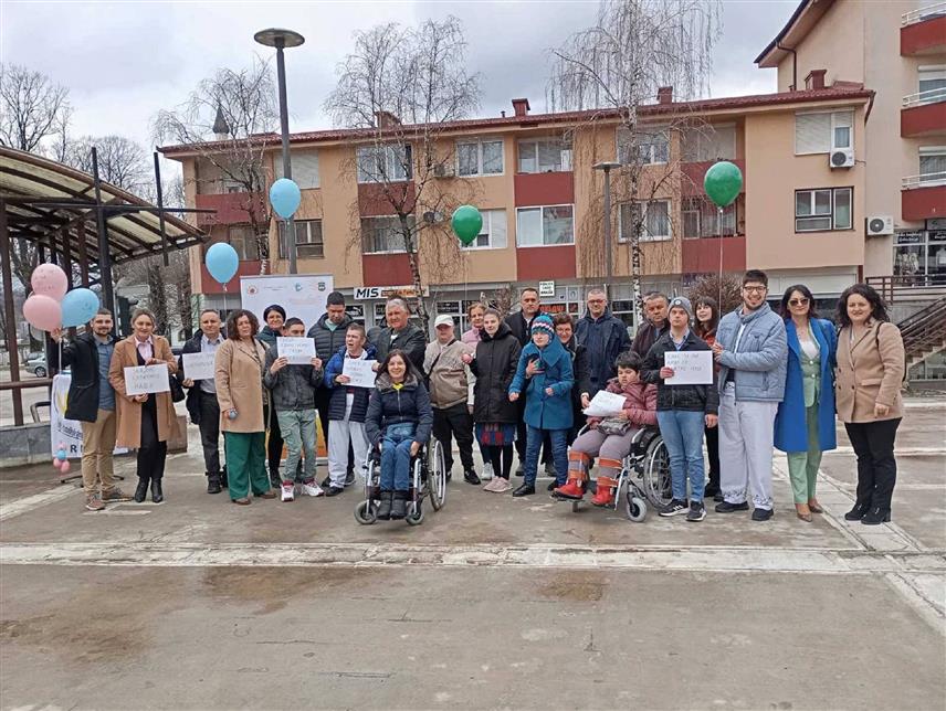 ПРЊАВОР, 28. ФЕБРУАРА /СРНА/ - Удружења родитеља дјеце са сметњама у развоју "Невен", је данас обиљежило Међународни дан ријетких болести и придружило се кампањи "Загрли за ријетке".