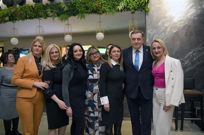 ЗВОРНИК, 28. ФЕБРУАРА /СРНА/ - Лидер СНСД-а Милорад Додик рекао је да су жене највећа снага и подршка ове странке и да прославе 8. марта, Међународног дана жена, ове године почињу из Зворника гдје дуги низ година остварују импресивне резултате.