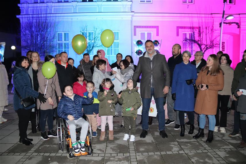 ДЕРВЕНТА, 28. ФЕБРУАРА/СРНА/ - Вечерас је Народна библиотека "Бранко Радичевић" у Дервенти освијетљена посебним бојама, у знак солидарности са обољелима од ријетких болести.