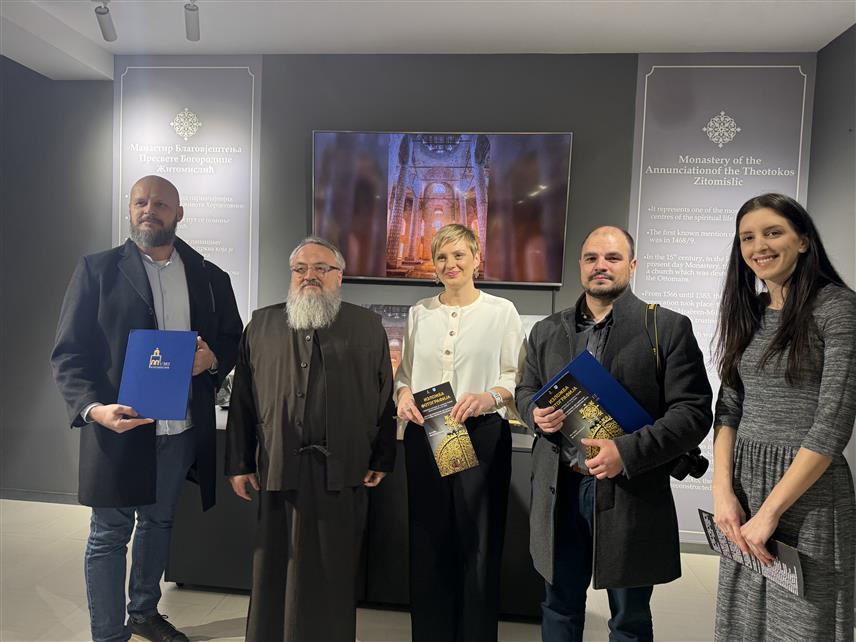 МОСTАР, 28. ФЕБРУАР/ СРНА/ - У Музеју Житомсилић вечерас је отворена изложба фотографија "Двери: Од практичног до сакралног - умјетничка љепота и симболика врата", а додијељне су и награде за најбоље фотографије о овој теми.