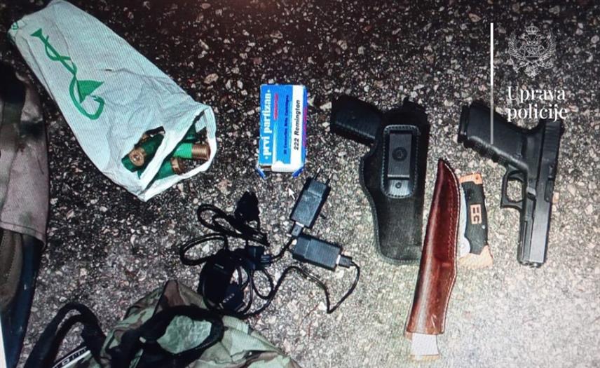 ПОДГОРИЦА, 2. ФЕБРУАРА /СРНА/ - Црногорска полиција ухапсила је на подручју Пљевала пет чланова организованих криминалних група код којих је пронађено оружје и већа количина муниције, као и друга средства намијењена извршењу кривичних дјела, саопштено је из Управе полиције Црне Горе.