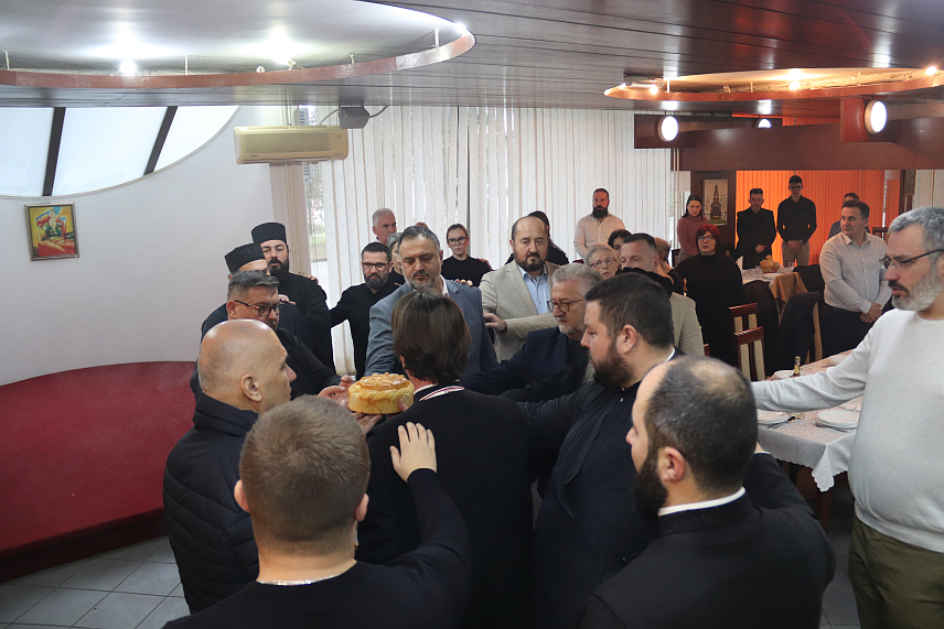 ДЕРВЕНТА, 2. ФЕБРУАРА /СРНА/ - Српско културно и просвјетно друштво "Просвјета" у Дервенти данас је славским обредом и културним програмом прославило крсну славу Светога Саву.