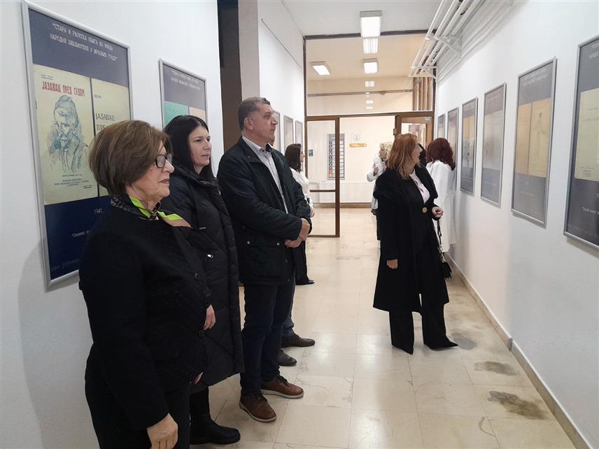 МРКОЊИЋ ГРАД, 2. ФЕБРУАРА /СРНА/ - Министар просвјете и културе Републике Српске Жељка Стојичић отворила је вечерас у Мркоњић Граду изложбу под називом "Стара и ријетка књига из фонда Народне библиотеке у Мркоњић Граду" која обухвата крај 19. и почетак 20. вијека, чиме је почело обиљежавање Дана општине - 4. фебруара.