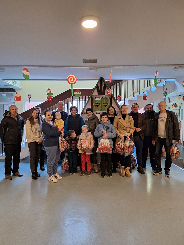 БИЈЕЉИНА, 2. ФЕБРУАРА /СРНА/ - Бијељински вртић "Чика Јова Змај" и ове године је обезбиједио пакетиће за дјецу из Удружења глувих и наглувих регије Бијељина у оквиру хуманитарне акције "Подијели радост" коју овај вртић традиционално организује поводом новогодишњих празника.