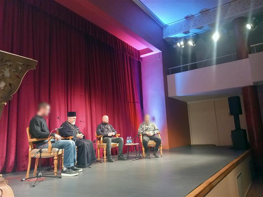 ТРЕБИЊЕ, 2. ФЕБРУАРА /СРНА/ - У Културном центру у Tребињу вечерас је одржана трибина "Земља живих – пут опоравка“ у оквиру које су штићеници терапијске заједнице за лијечење болести зависности при Српској православној цркви, координатор и духовник говорили о процесу опоравка, изазовима, али и превенцији.