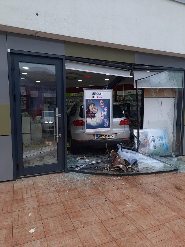 БАЊАЛУКА, 3. ФЕБРУАРА /СРНА/ - Увиђај је у току на мјесту саобраћајне незгоде у мјесту Трн код Лакташа, гдје је возач аутомобилом улетио у апотеку.