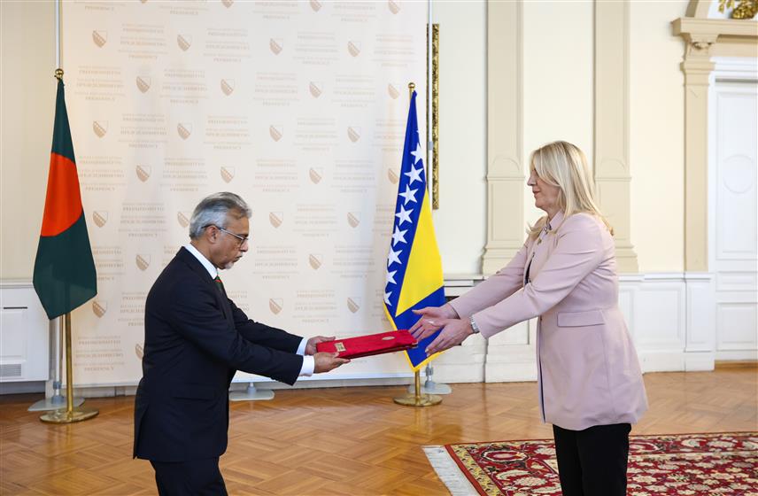 САРАЈЕВО, 3. ФЕБРУАРА /СРНА/ - Српски члан и предсједавајућа Предсједништва БиХ Жељка Цвијановић примила је данас у Сарајеву акредитивно писмо новоименованог амбасадора Бангладеша за БиХ, са сједиштем у Хагу, Тарика Мухамеда и очекује да ће пријатељски односи двије земље у будућности бити унапријеђени.