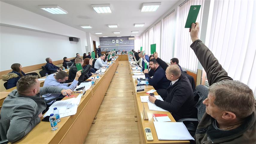 ТЕСЛИЋ, 3. ФЕБРУАРА /СРНА/ - Скупштина општина Теслић усвојила је данас једногласно нацрт буџета за текућу годину од 39.240.000 КМ, који је за 16 одсто већи од прошлогодишњег.