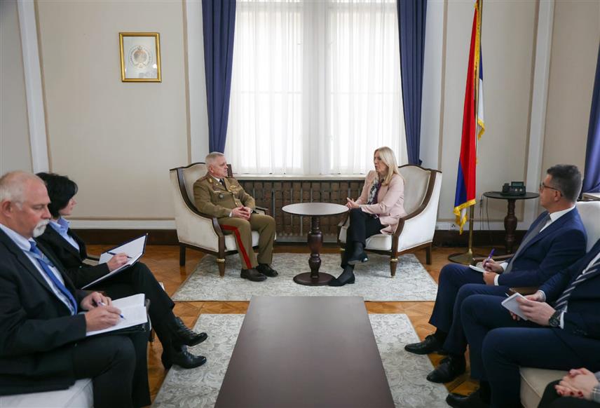 САРАЈЕВО, 3. ФЕБРУАРА /СРНА/ - Српски члан и предсједавајућа Предсједништва БиХ Жељка Цвијановић данас је током наступне посјете новоименованог команданта ЕУФОР-а Флорина Маријана Барбуа истакла да је безбједносна ситуација у БиХ стабилна и да су сви актуелни изазови искључиво политичке природе.