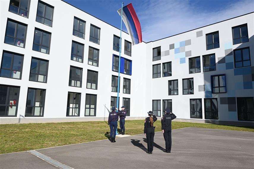 БАЊАЛУКА, 3. ФЕБРУАРА /СРНА/ - Министарство унутрашњих послова /МУП/ Републике Српске објавило је данас јавни конкурс за пријем на 28. класу полицијске обуке у Јединицу за полицијску обуку - Полицијску академију за укупно 150 кадета, 130 мушког и 20 женског пола.