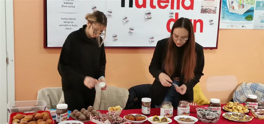 ДОБОЈ, 4. ФЕБРУАРА /СРНА/ - Савјет ученика Техничке школе у Добоју реализује данас хуманитарну акцију продаје слаткиша за наставак лијечења Валерија Живановића из Осјечанских Чивчија и подршку Родитељској кући "Искра" у Бањалуци, у којој бораве дјеца обољела од малигних болести.