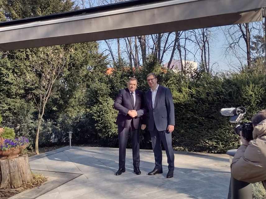 БЕОГРАД, 4. ФЕБРУАРА /СРНА/ - Предсједник Републике Српске Милорад Додик и предсједник Србије Александар Вучић састали су се у Београду.Они разговарају у Вили "Мир" на Дедињу.