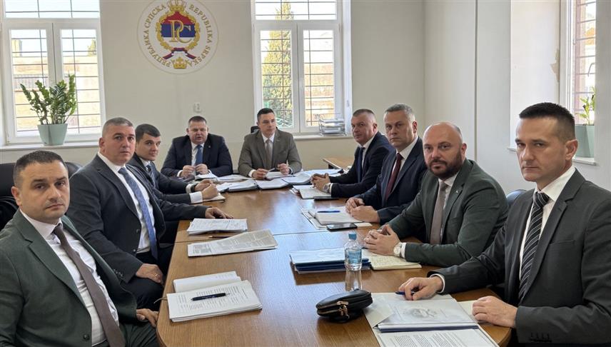ТРЕБИЊЕ, 4. ФЕБРУАРА /СРНА/ - Министар правде Републике Српске Милош Букејловић на састанку у Требињу са помоћником министра за извршење кривичних и прекршајних санкција Пером Дуњићем и директорима казнено-поправних установа.