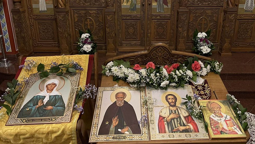 ПОДГОРИЦА, 4. ФЕБРУАРА /СРНА/ - Бројни вјерници дочекали су у Херцег Новом иконе са честицама моштију руских светитеља, вјерни народ је непрестано притицао на поклоњење уз усрдне молитве пред иконама са честицама моштију Светог Спиридона Чудотворца, Светог Александра Невског, Светог Сергија Радоњешког и блажене Матроне Московске.