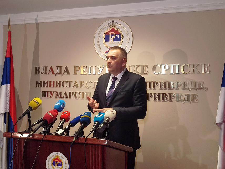 	АЊАЛУКА, 4. ФЕБРУАРА /СРНА/ - Министар пољопривреде, шумарства и водопривреде Републике Српске Саво Минић на конференцији за новинаре након састанка експертског тима за праћење пословања предузећа "Шуме Републике Српске", Надзорног одбора и Управе, као и представника два синдиката и дрвопрерађивача.