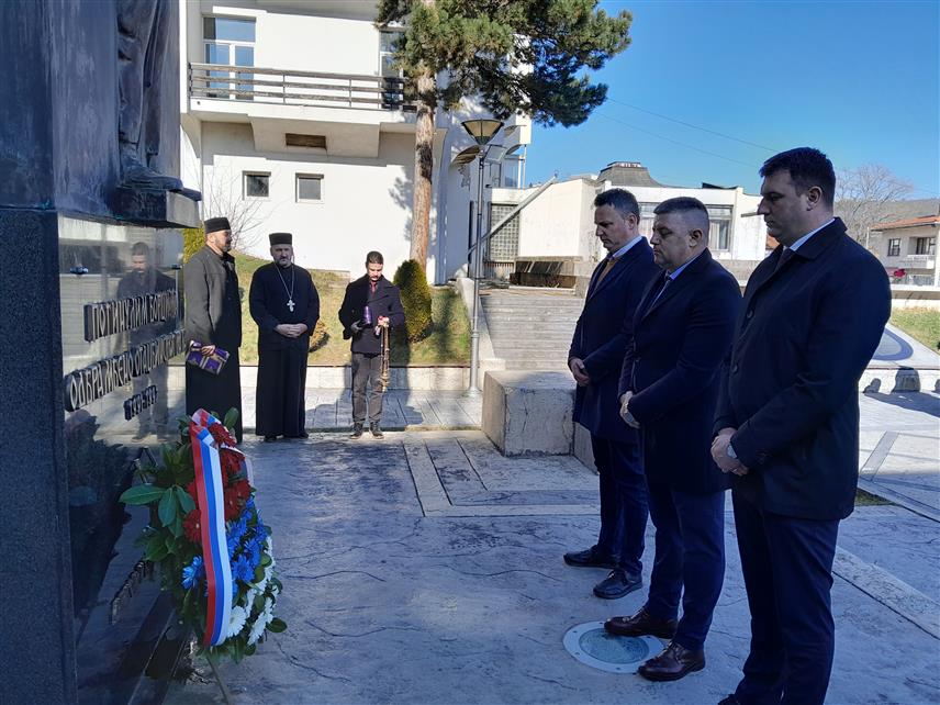 МРКОЊИЋ ГРАД, 4. ФЕБРУАРА /СРНА/ - У Мркоњић Граду данас је, поводом Дана општине, у капели Светог апостола Марка служен парастос за убијене у протеклом Одбрамбено-отаџбинском рату, а потом су бројне делегације положиле цвијеће код спомен-обиљежја масовне гробнице на православном гробљу и на Тргу српске војске.